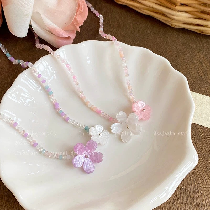 Damen Halskette mit handgefertigten bunten Blütenanhängern und funkelnden Kristallen Shop Nory