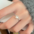 Damen eleganter Ring mit schimmerndem Perlenbesatz und funkelnden Zirkonia Shop Nory