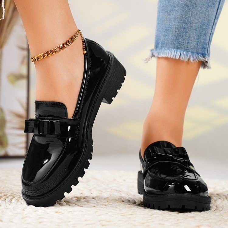 Damen Lack‑Loafer mit profilierter Gummisohle, dekorativer Riemchenschleife und gepolstertem Komfortfußbett Shop Nory