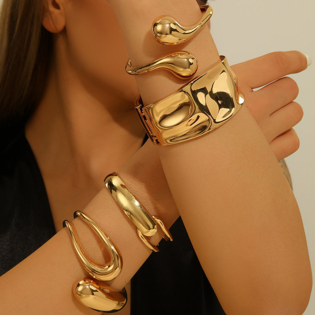 Damen Armspange im modernen, skulpturalen Gold-Design Shop Nory