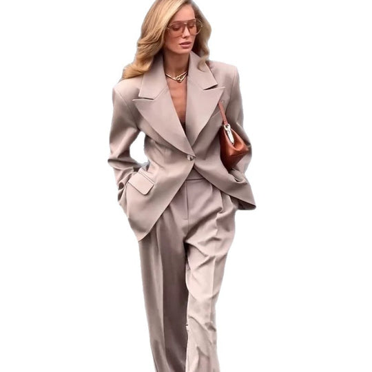 Damen Oversized Blazer‑Anzug mit skulpturaler Schulter, taillierter Ein‑Knopf‑Jacke und weiten Plisseehosen Shop Nory