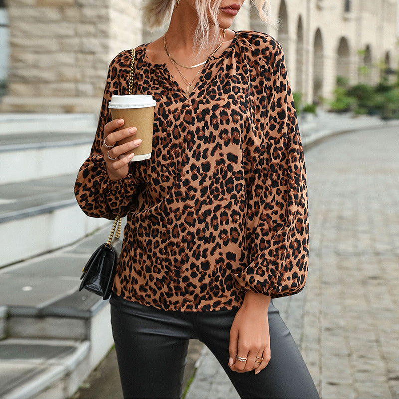 Damen Lässige Viskose-Bluse mit Leopardenprint, V‑Ausschnitt und gesmokten Ärmelbündchen Shop Nory