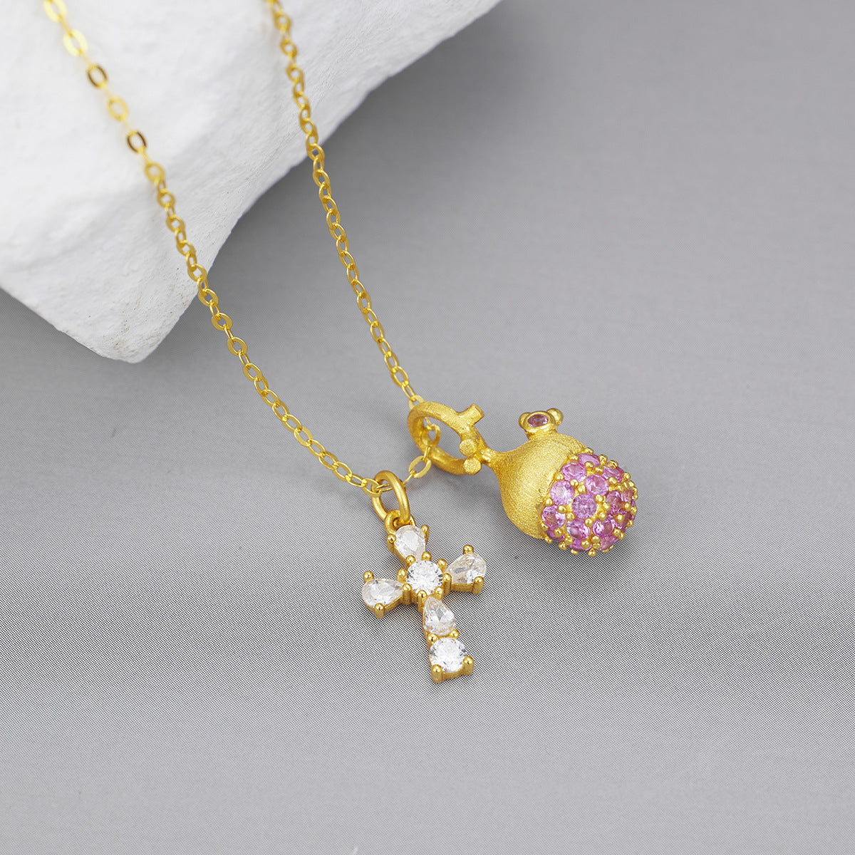 Damen Halskette mit funkelndem Kreuz- und Eichel-Anhänger Shop Nory