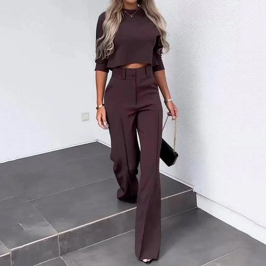 Damen Kombination aus cropped Oberteil und weit geschnittenen Hose