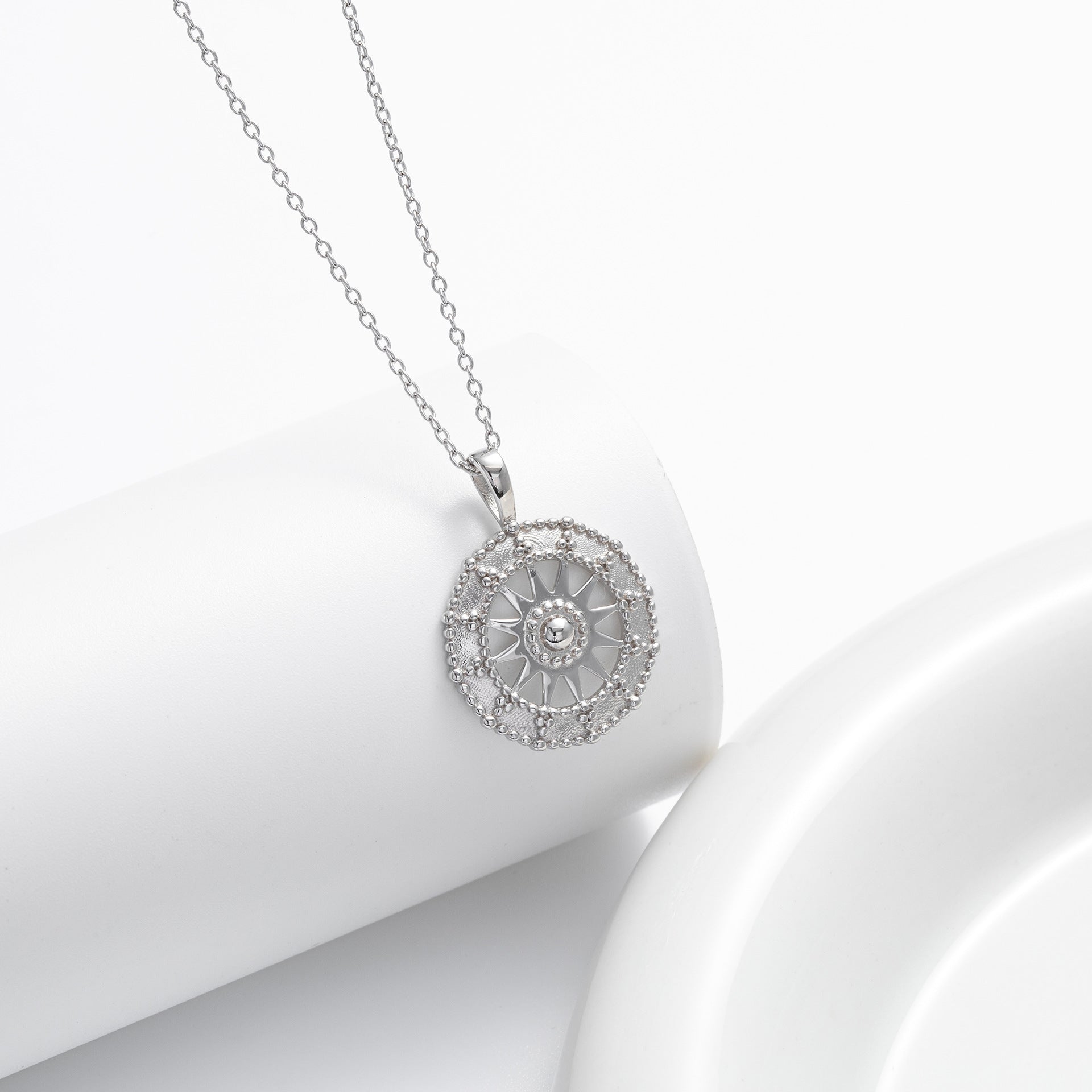 Damen Halskette mit kunstvoll gestaltetem Sonnendesign Shop Nory
