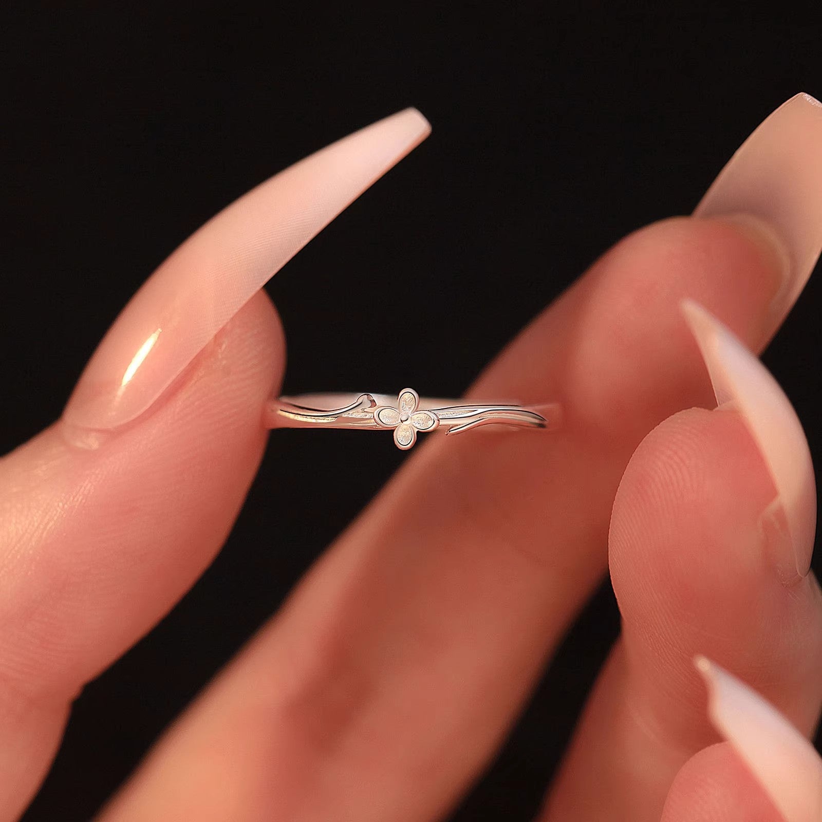 Damen Zierlicher Ring mit floralem Design und Feinglanz Shop Nory