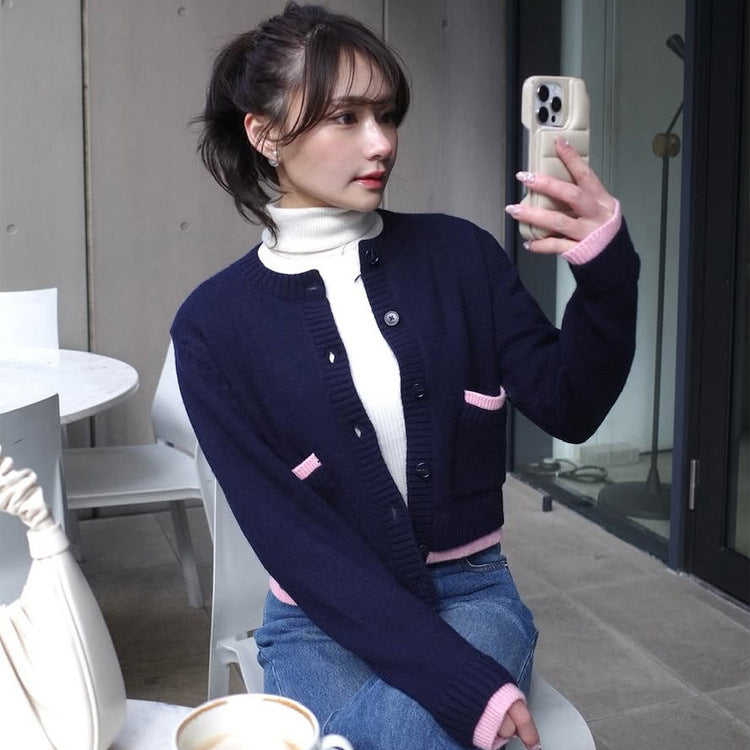 Damen Kurz geschnittene Strickjacke mit Rundhalsausschnitt, Kontrastpaspel und Knopfverschluss Shop Nory