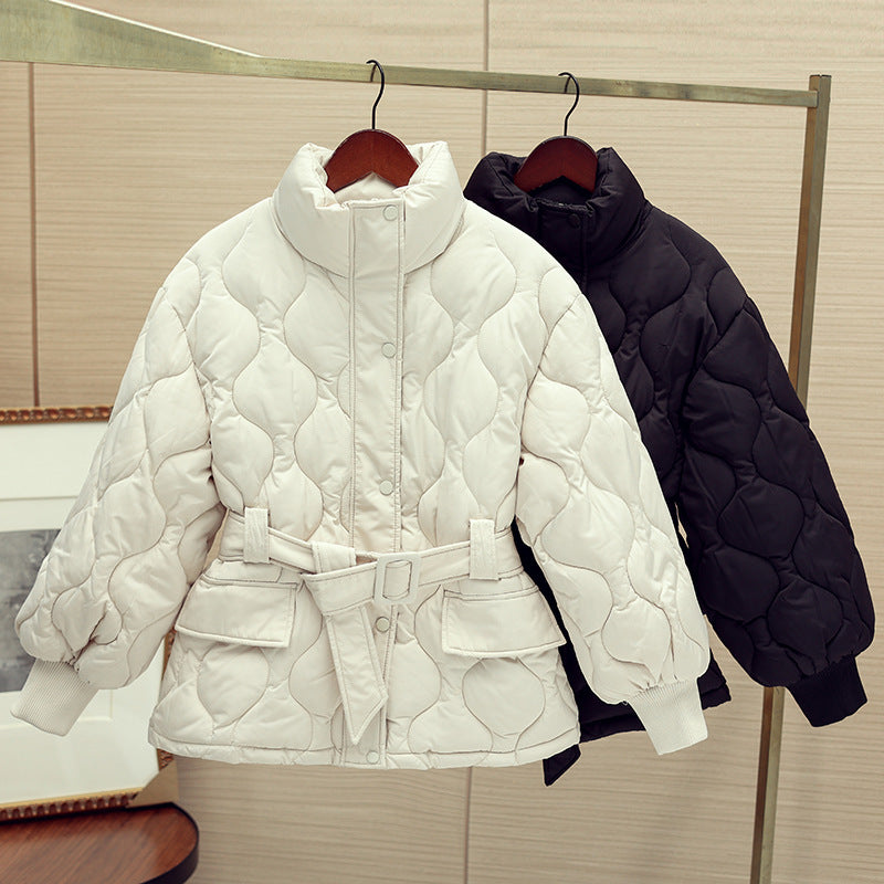 Damen nan gesteppte Taillierte Steppjacke mit Wickelgürtel, Stehkragen und Pattentaschen Shop Nory