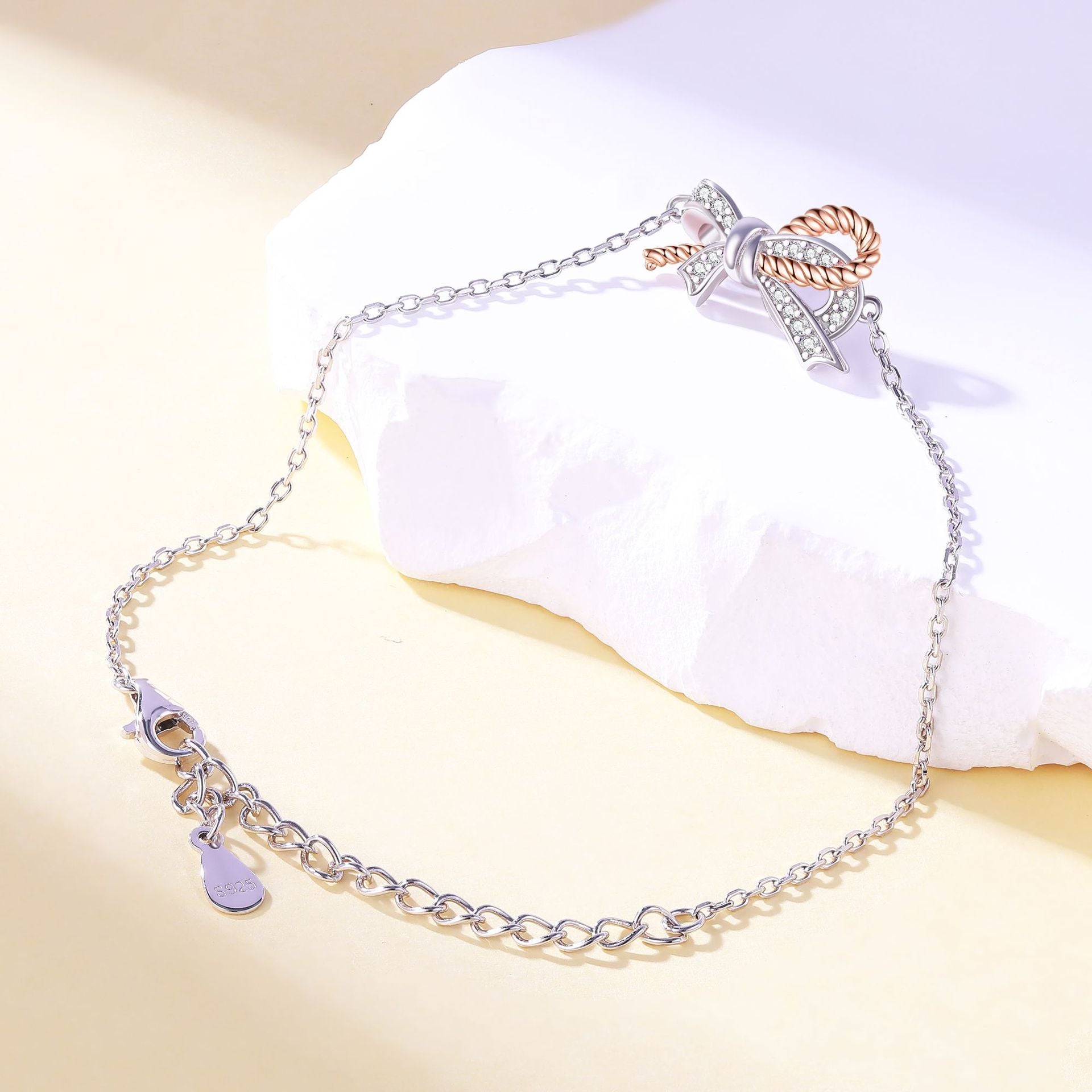 Damenarmband mit kunstvollem Schleifenmotiv und funkelnden Zirkonia Shop Nory