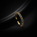 Damen Offener Ring mit funkelnden grünen Steinen und elegantem Golddesign Shop Nory