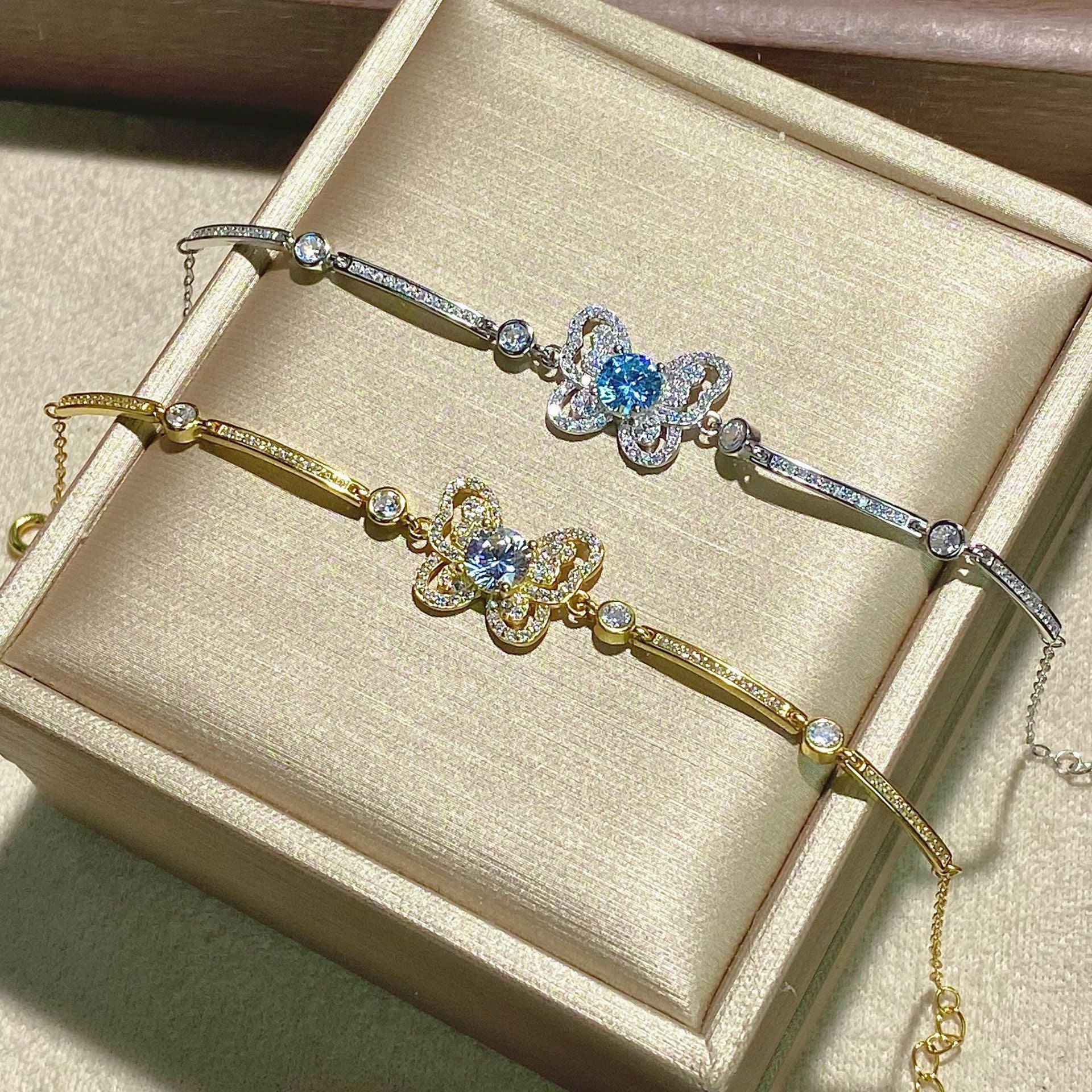 Damen filigranes Armband mit kunstvollem Schmetterlingsanhänger Shop Nory