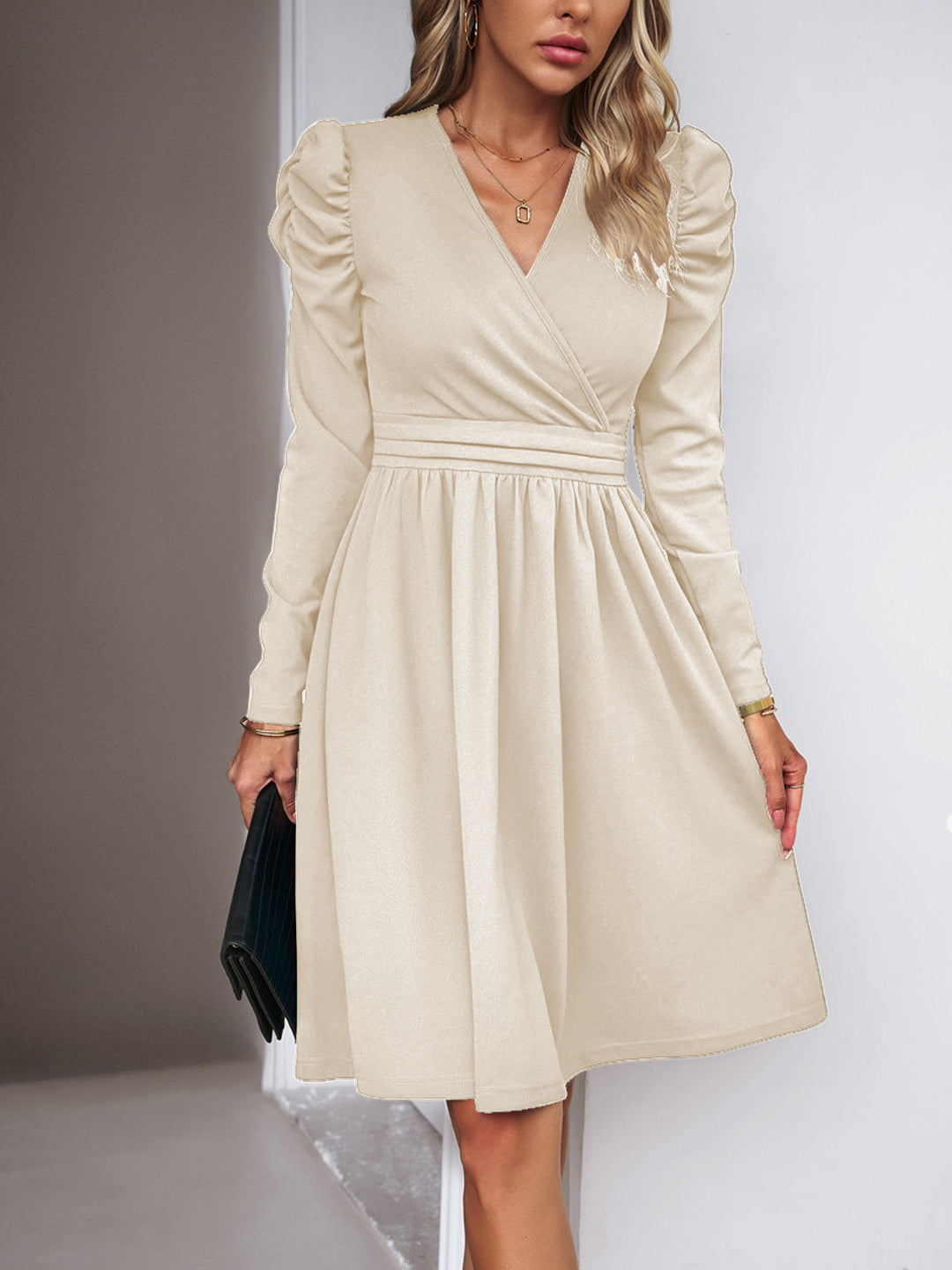 Damen Wickelkleid mit V-Ausschnitt, gerafften Puffärmeln und tailliertem Faltenrock Shop Nory