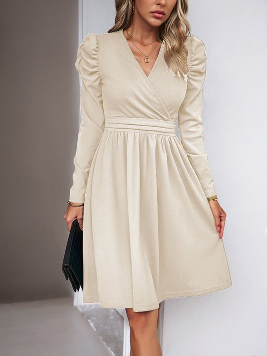 Damen Wickelkleid mit V-Ausschnitt, gerafften Puffärmeln und tailliertem Faltenrock Shop Nory