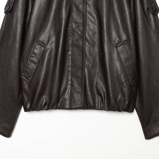 Damen Kurz geschnittene Lederoptik-Blousonjacke mit hohem Funnelkragen, Schulterriegeln und eingearbeiteten Pattentaschen Shop Nory