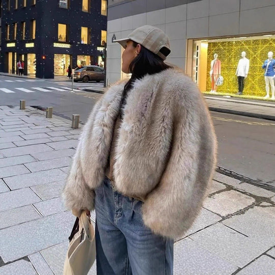 Damen Kurzjacke aus luxuriösem Hochflor‑Faux‑Fur mit kastiger Silhouette und voluminösen Ärmeln Shop Nory