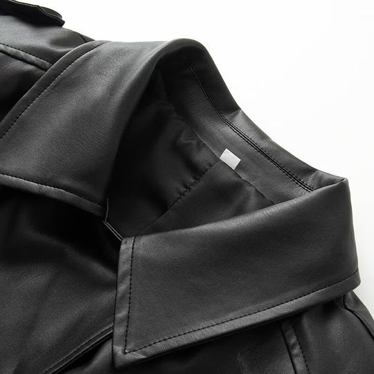 Damen kurze Kunstleder‑Trenchjacke mit Taillengürtel und Schultercape Shop Nory