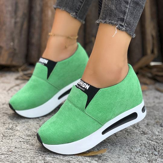 Damen Slip-On Wedge-Sneaker mit verstecktem Keil, Microvelours-Obermaterial und seitlicher Luftkammer Shop Nory