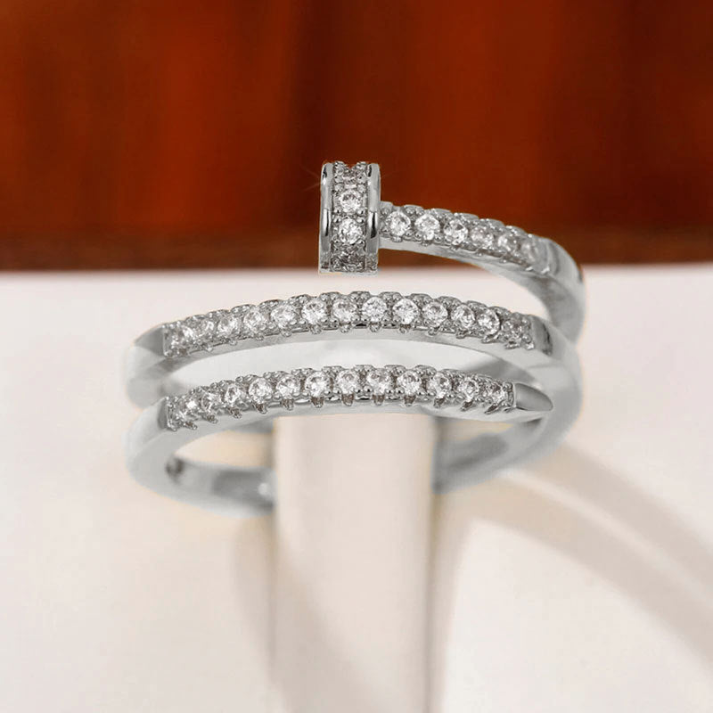 Damenring mit elegantem dreifachem Banddesign und funkelnden Kristallen Shop Nory