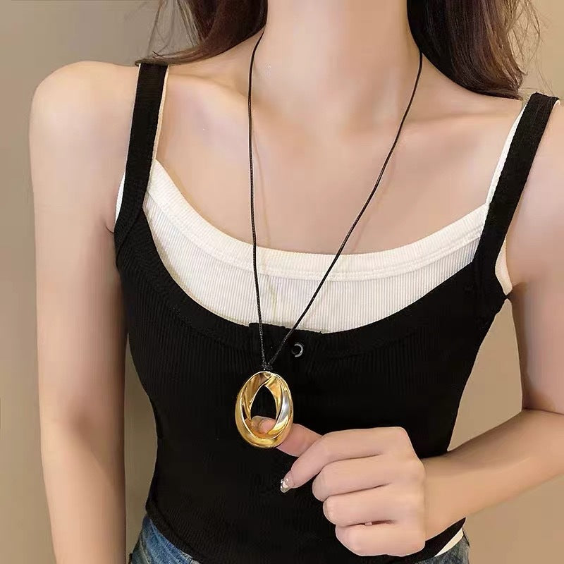 Damen Halskette mit elegantem, geschwungenem Anhänger aus hochwertigem Metall Shop Nory