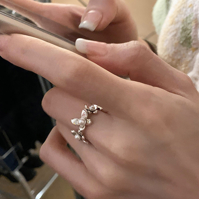 Damenring mit floralem Design und zarten Perlen-Details Shop Nory