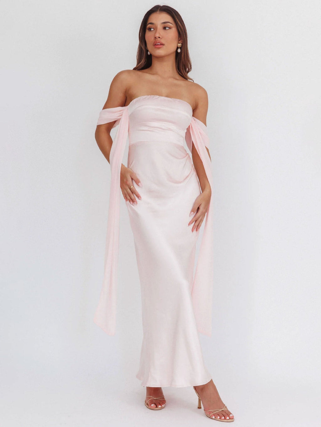 Damen Abendkleid mit schulterfreiem Design und fließendem SatinShopnory