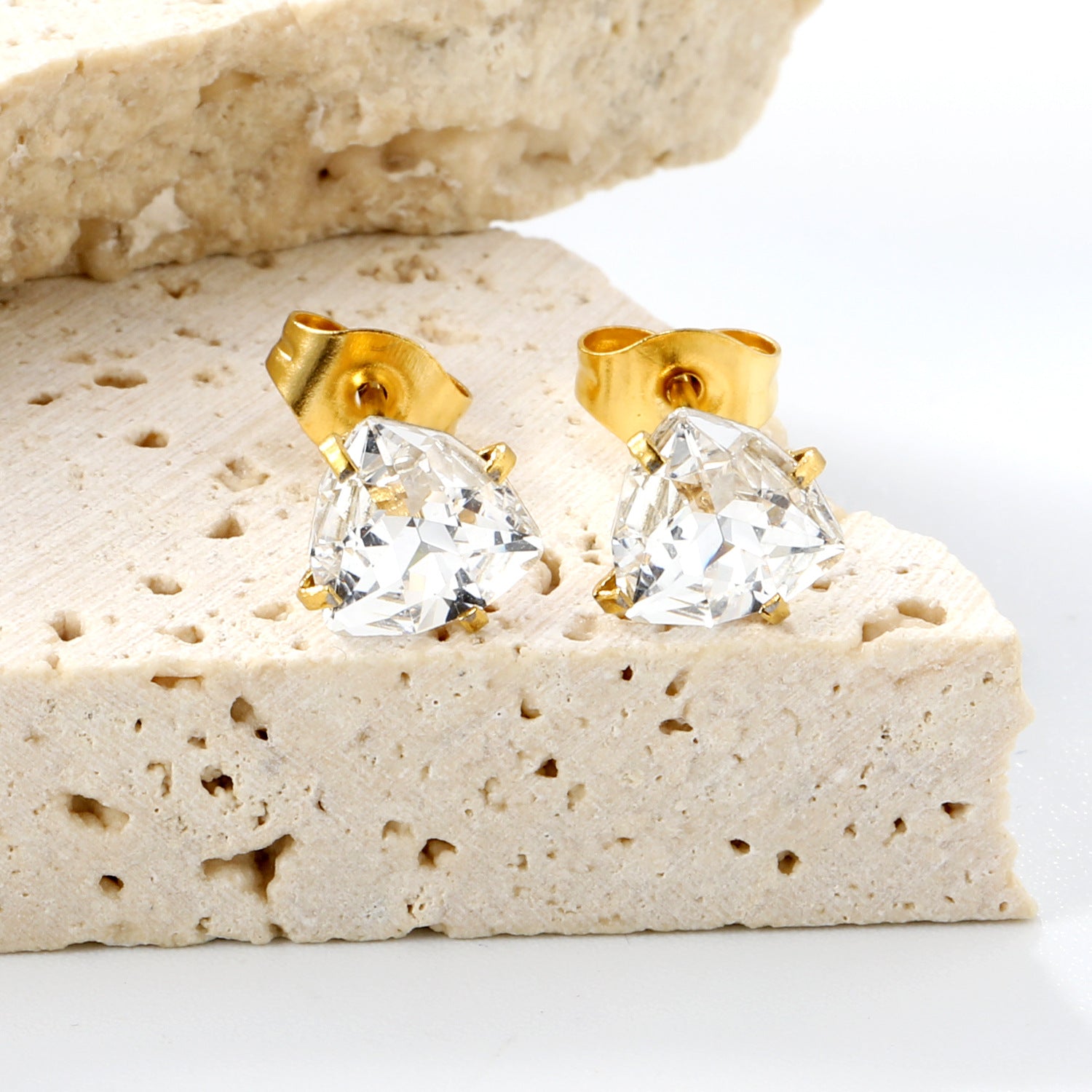 Damen Ohrstecker mit funkelnden Zirkonia-Elementen und elegantem Goldrahmen Shop Nory