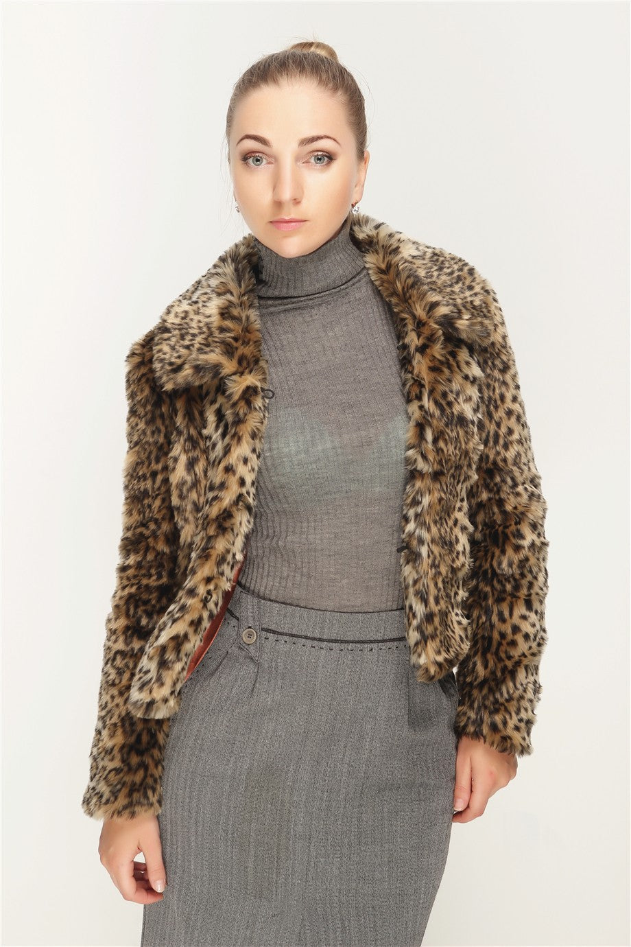 Damen Kurzjacke aus Kunstpelz mit tailliertem Schnitt, Umlegekragen und verdeckter Verschlussleiste Shop Nory