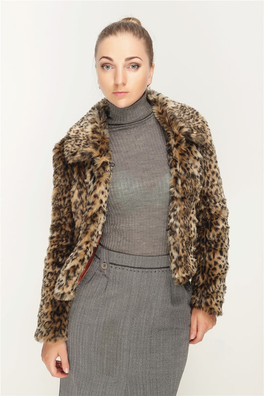 Damen Kurzjacke aus Kunstpelz mit tailliertem Schnitt, Umlegekragen und verdeckter Verschlussleiste Shop Nory