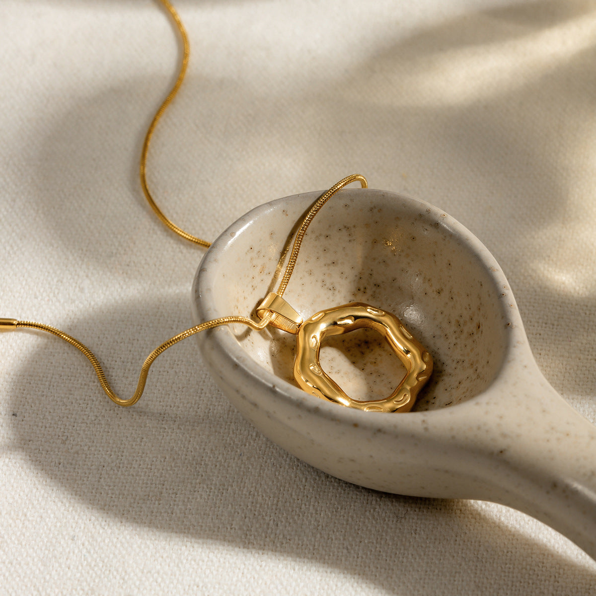 Damen Halskette mit stilvollem kreisförmigem Anhänger und verstellbarem Design Shop Nory
