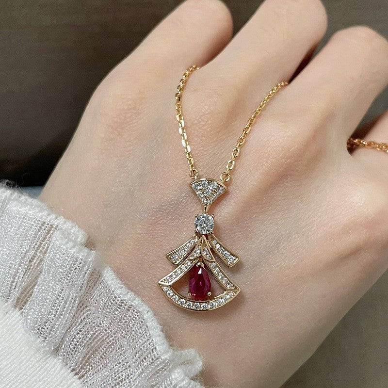 Damen Halskette mit funkelndem Anhänger aus hochwertigem Gold und bunten Kristallakzenten Shop Nory
