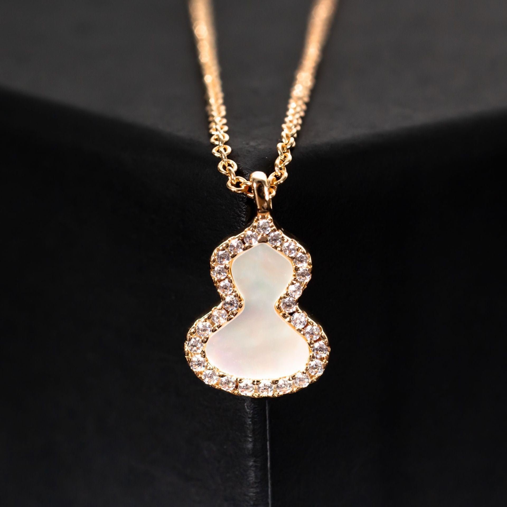 Damen Halskette mit kunstvollem Anhänger und glitzernden Zirkonia Shop Nory
