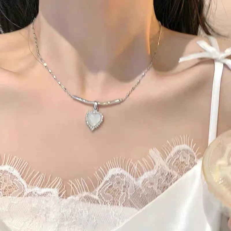Damen Halskette mit herzförmigem Anhänger aus hochwertigem Edelstein und funkelnden Zirkonia Shop Nory