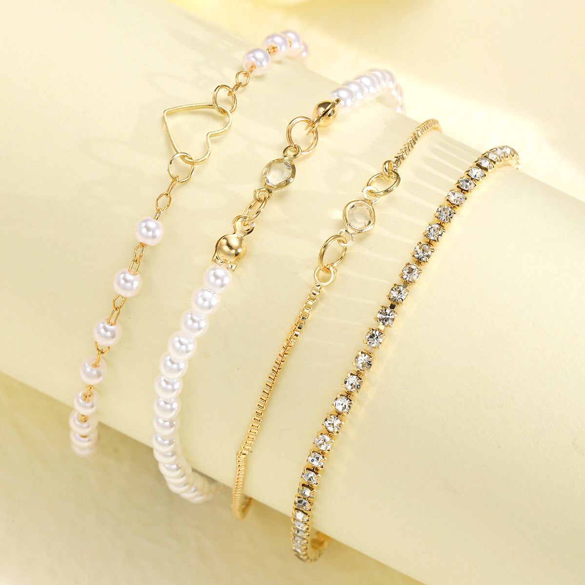 Damen Armband-Set mit feinen Perlen und glitzernden Akzenten Shop Nory