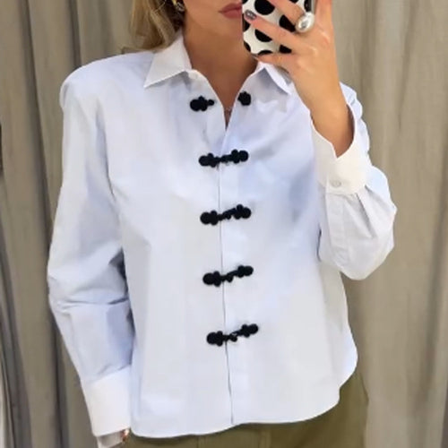 Damen Kurz geschnittene Popeline‑Hemdbluse mit Stehkragen und dekorativen Kordelknotenverschlüssen Shop Nory