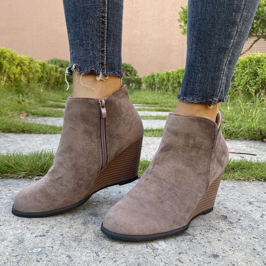 Damen knöchelhohe Keilabsatz‑Stiefelette mit seitlichem Reißverschluss Shop Nory