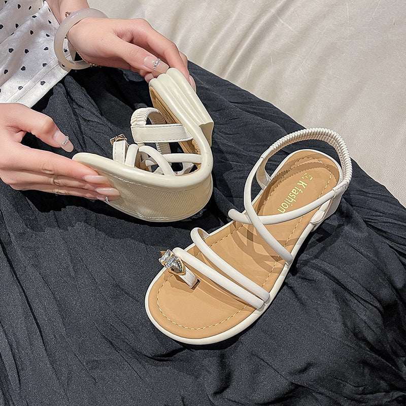 Damen Flache Riemchensandalen mit Zehensteg, elastischem Fersenriemen und Schmuckapplikation Shop Nory