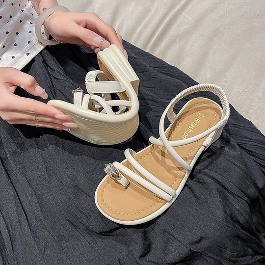Damen Flache Riemchensandalen mit Zehensteg, elastischem Fersenriemen und Schmuckapplikation Shop Nory