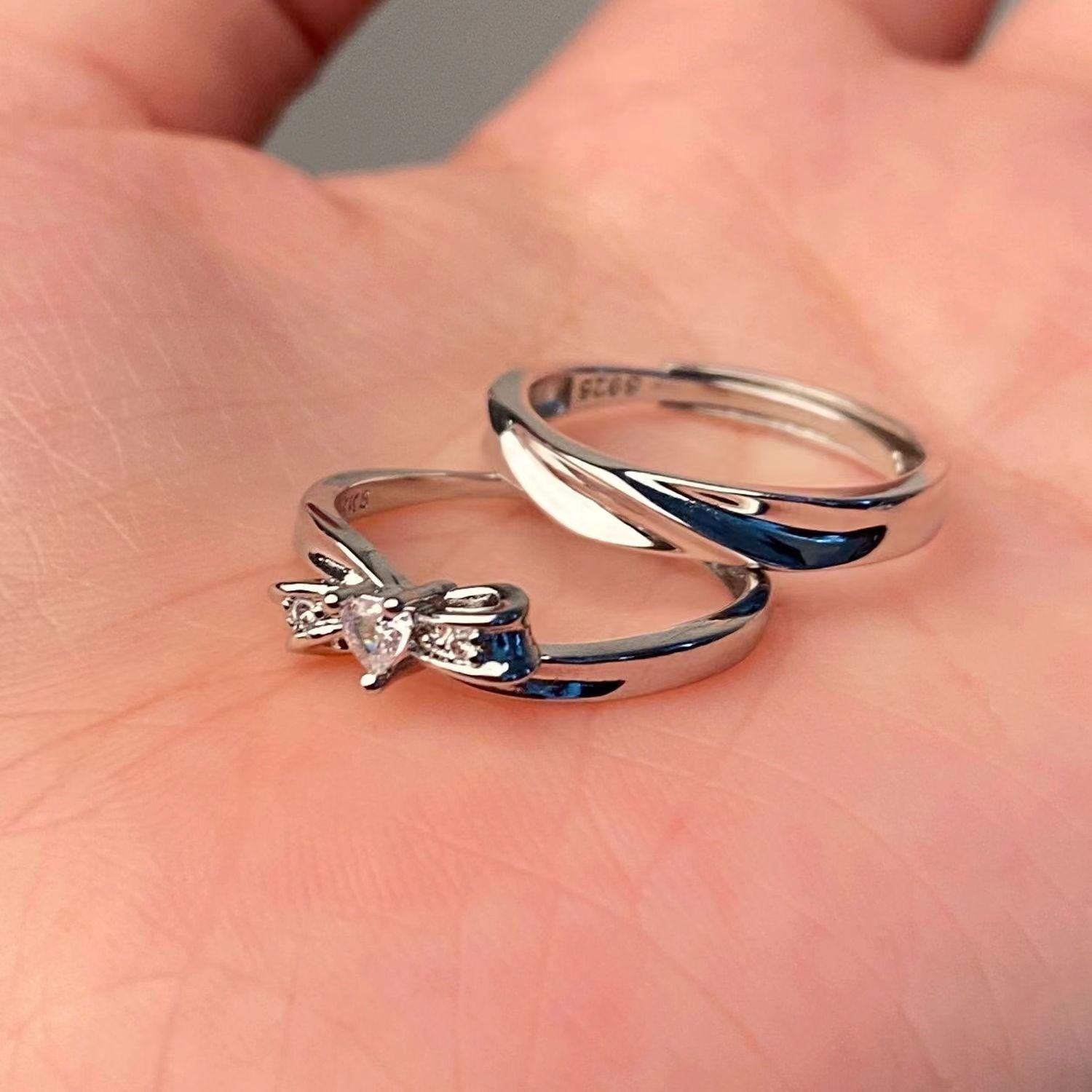 Damenring mit elegantem Schleifenmotiv und funkelnden Akzenten Shop Nory