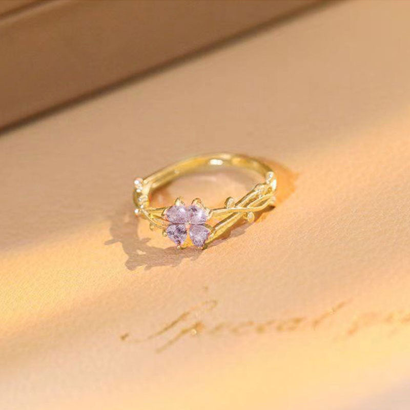 Damenring mit floralem Design und funkelnden Edelsteinen Shop Nory