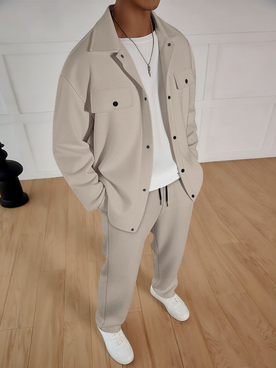 Herren zweiteiliges Overshirt-Lounge-Set mit aufgesetzten Klappentaschen, Kordelzug-Hose und feiner Waffelstruktur Shop Nory