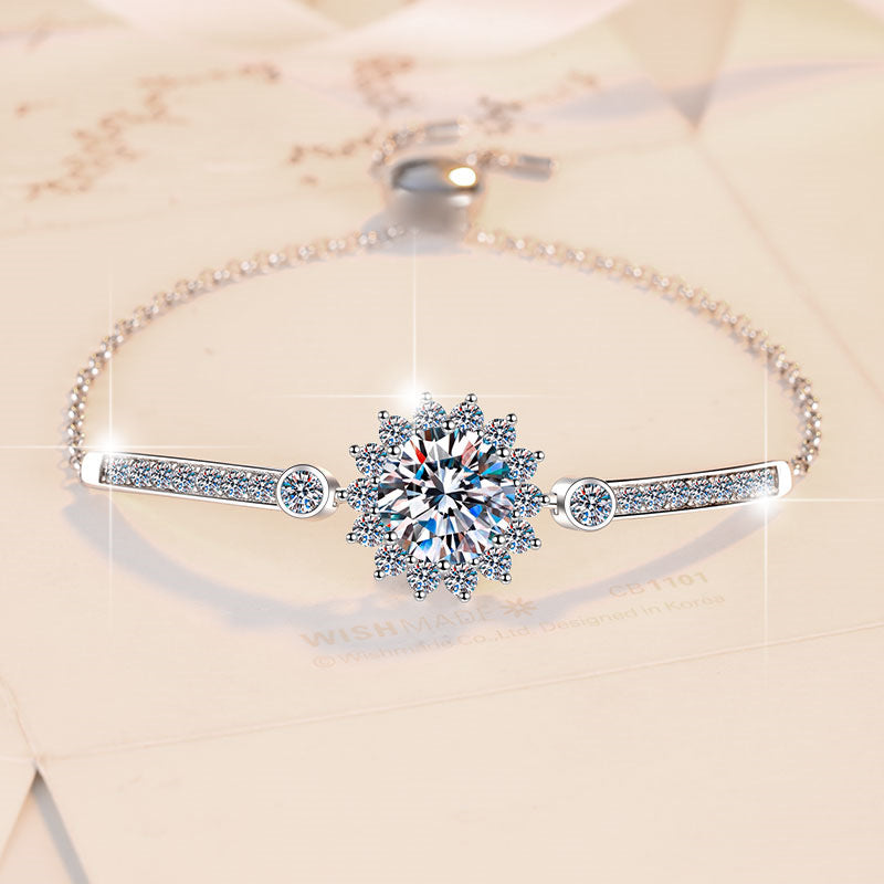 Damenarmband mit funkelndem Kristallanhänger und filigranen Akzenten Shop Nory