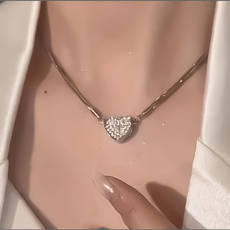 Damen Halskette mit einzigartigem Herzanhänger und funkelnden Zirkonia Steinen Shop Nory