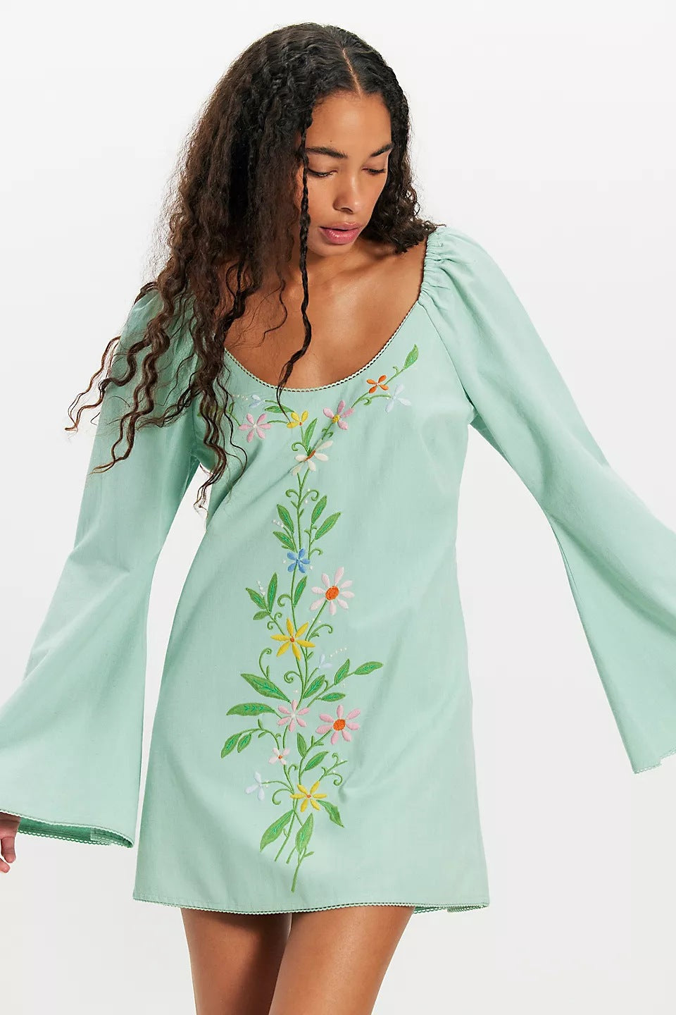 Damen Blusenkleid mit floralen Stickereien und weit ausgestellten Ärmeln Shopnory