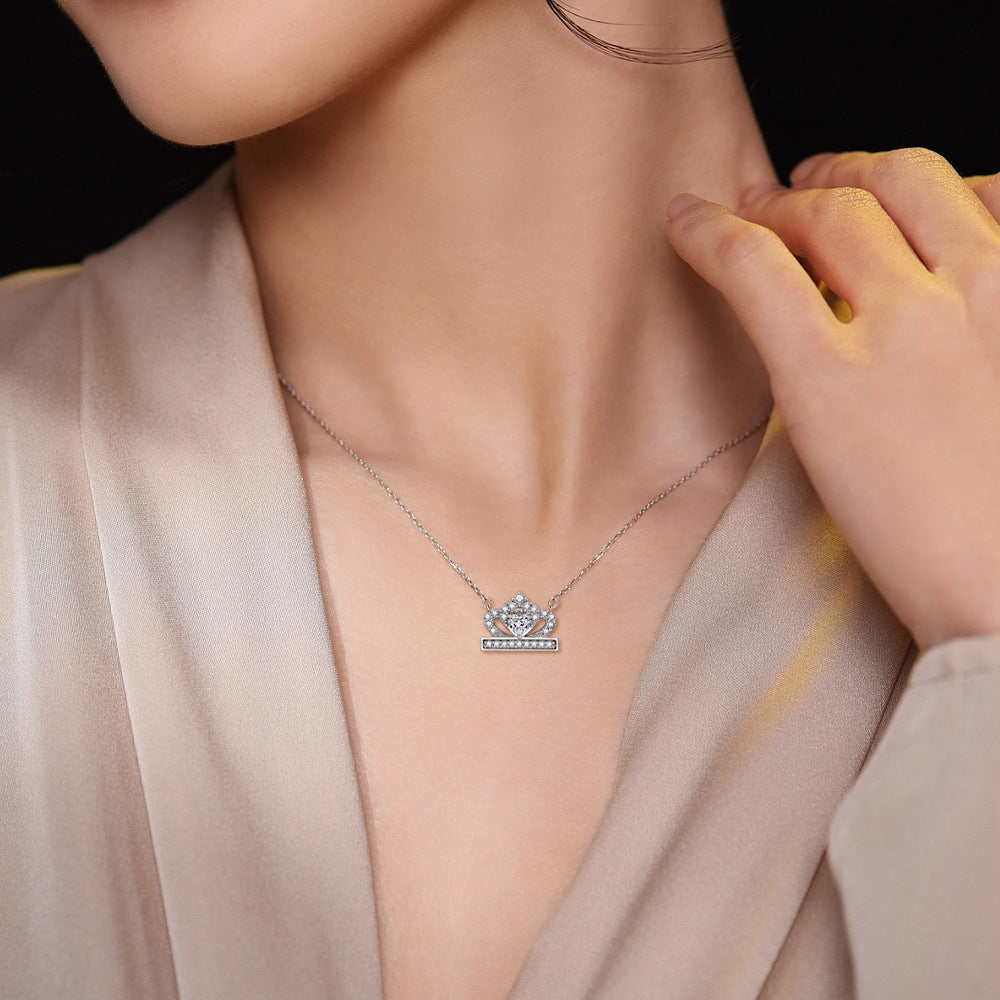 Damen-Halskette mit herzförmigem Anhänger im Krondesign und funkelnden Zirkonia Shop Nory