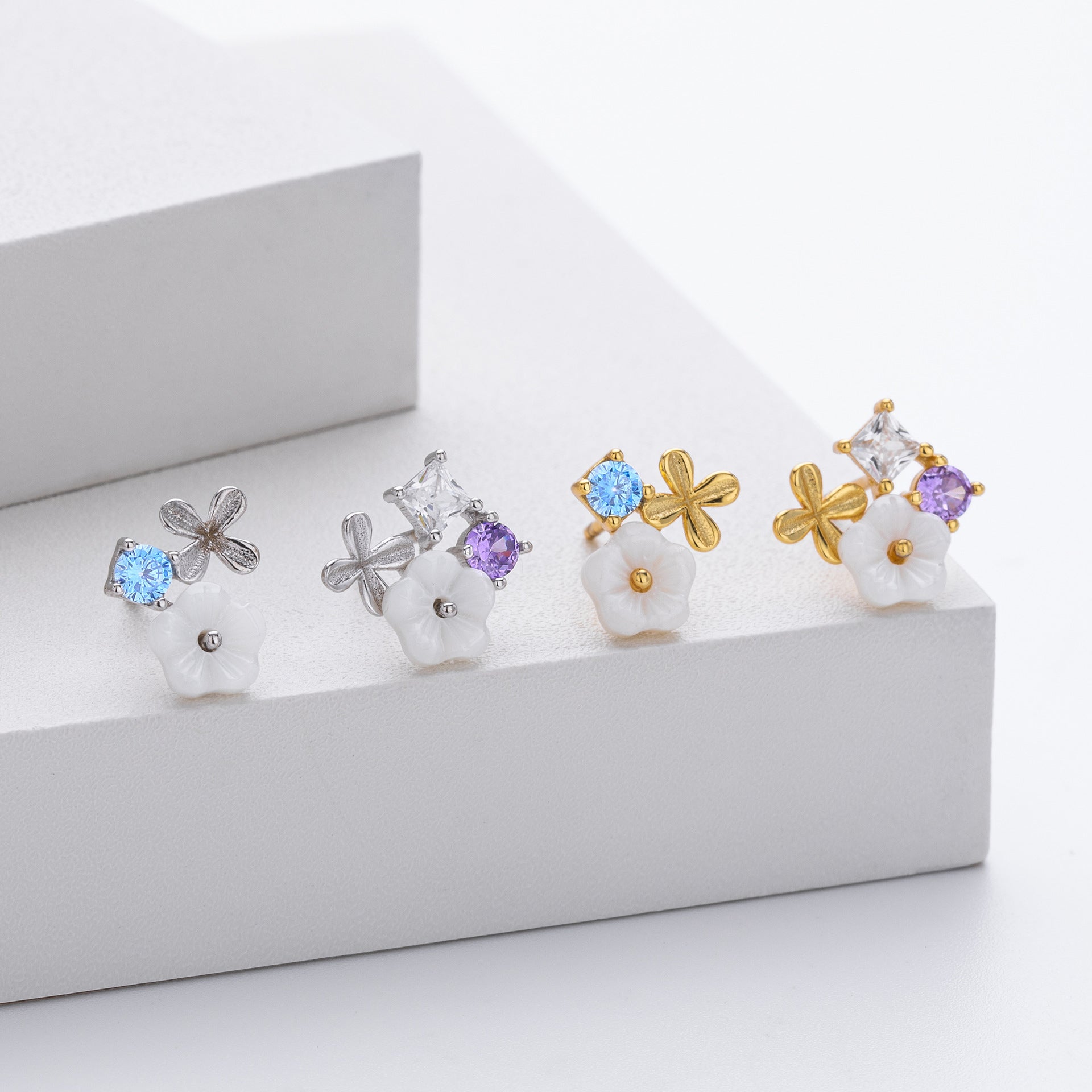 Damen Ohrstecker mit funkelnden Zirkonia in elegantem Blüten-Design Shop Nory