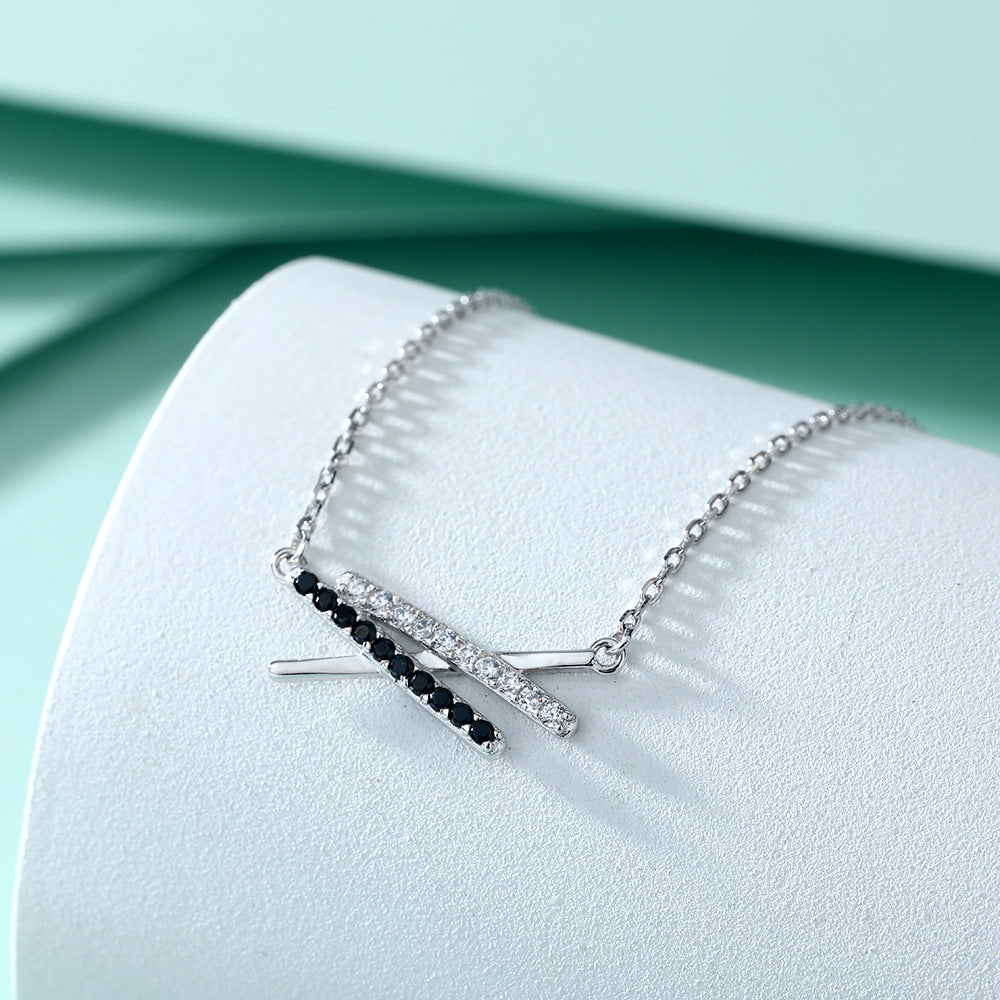 Damen Halskette mit modernem Design aus funkelnden Zirkonia und minimalistischem Anhänger Shop Nory