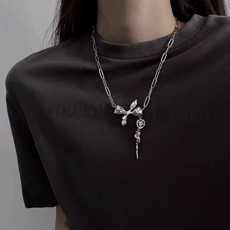 Damen Halskette mit verspieltem Schleifenanhänger und glitzerndem Zirkonia Shop Nory