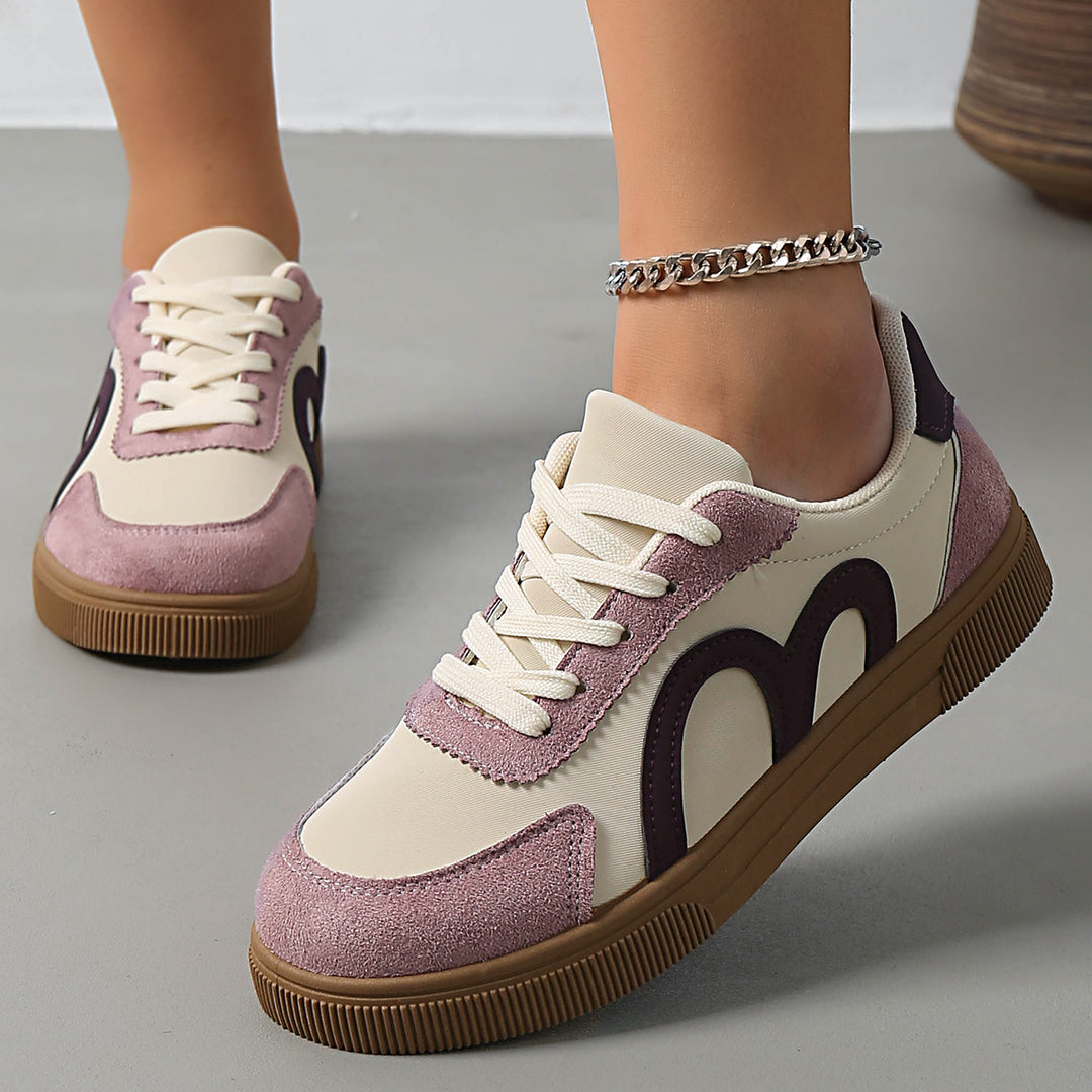 Damen Retro-Sneaker mit Velours‑Overlays, geschwungener Seitenapplikation und profilierter Gummisohle Shop Nory