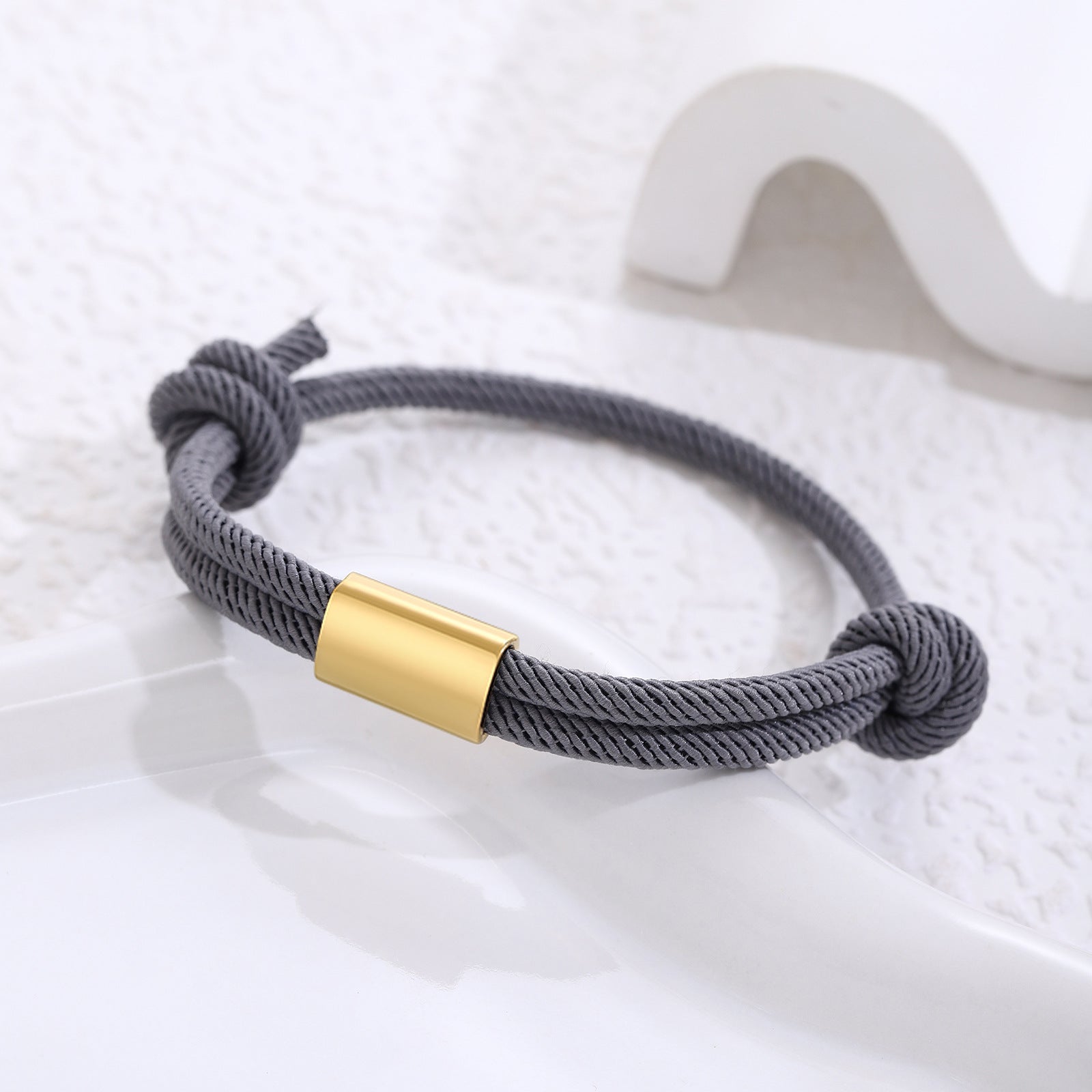 Damen geflochtenes Armband mit goldfarbener Akzentverschlusseinheit Shop Nory