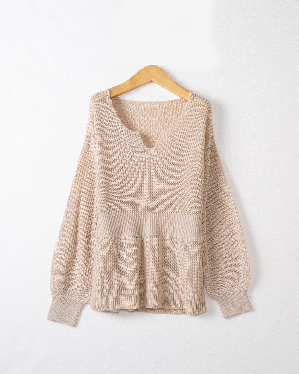 Damen Lockerer Feinstrick-Pullover mit V-Notch-Ausschnitt, Tailliertem Rippbund und Ballonärmeln Shop Nory